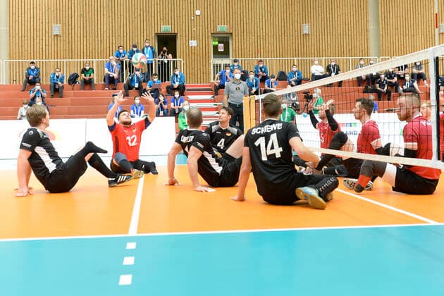 Impressionen Deutschland - Kanada Tokio Qualifikation Sitzvolleyball Duisburg 2021 Deutschland - Kanada Tokio Qualifikation Sitzvolleyball Duisburg 2021 Vom 01. bis zum 05. Juni 2021 kämpfen sechs internationale Sitzvolleyball-Nationalmannschaften um die Qualifikation für die Paralympics 2021 in Tokio. Nur der Sieger des Turniers bekommt eine Startberechtigung. Duisburg Sportschule Duisburg Wedau Nordrhein-Westfalen Deutschland