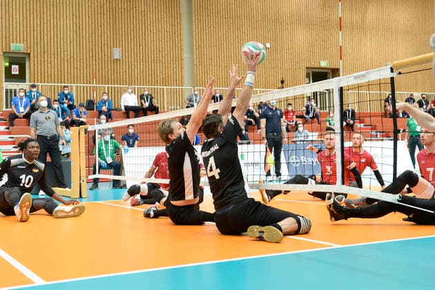 Impressionen Deutschland - Kanada Tokio Qualifikation Sitzvolleyball Duisburg 2021 Deutschland - Kanada Tokio Qualifikation Sitzvolleyball Duisburg 2021 Vom 01. bis zum 05. Juni 2021 kämpfen sechs internationale Sitzvolleyball-Nationalmannschaften um die Qualifikation für die Paralympics 2021 in Tokio. Nur der Sieger des Turniers bekommt eine Startberechtigung. Duisburg Sportschule Duisburg Wedau Nordrhein-Westfalen Deutschland