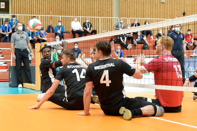 Impressionen Deutschland - Kanada Tokio Qualifikation Sitzvolleyball Duisburg 2021 Deutschland - Kanada Tokio Qualifikation Sitzvolleyball Duisburg 2021 Vom 01. bis zum 05. Juni 2021 kämpfen sechs internationale Sitzvolleyball-Nationalmannschaften um die Qualifikation für die Paralympics 2021 in Tokio. Nur der Sieger des Turniers bekommt eine Startberechtigung. Duisburg Sportschule Duisburg Wedau Nordrhein-Westfalen Deutschland