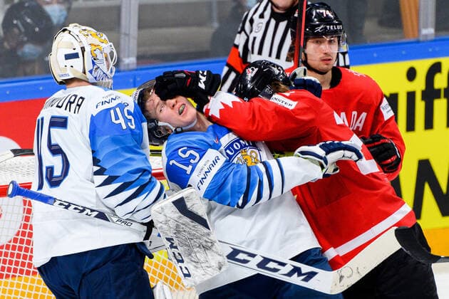 210601 Anton Lundell of Finland and Brandon Hagel of Canada during the 2021 IIHF Ice hockey, Eishockey World Championship, WM, Weltmeisterschaft game between Canada and Finland on June 1, 2021 in Riga. Photo: Simon Hastegard BILDBYRAN kod SH SH0128 ishockey ice hockey ishockey-vm iihf ice hockey world championship canada kanada finland day 12 bbeng Copyright: SIMONxHASTEGARD BB210601SH010