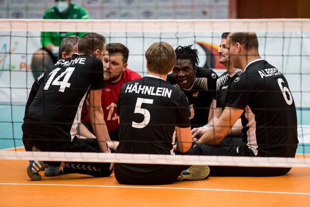 WORLD ParaVolley Men’s Final Qualifier Tokyo 2020 Paralympic Games: Deutschland - Kanada; 01.06.2021 Die Startformation bespricht sich auf dem Spielfeld: Torben Schiewe (Deutschland, 14), Stefan Haehnlein (Deutschland, 5), Dominik Albrecht (Deutschland, 6), Tatang Francis Tonleu (Deutschland, 10), Mathis Tigler (Deutschland, 12) WORLD ParaVolley Men’s Final Qualifier Tokyo 2020 Paralympic Games: Deutschland - Kanada; Duisburg Sportschule Wedau Copyright: xBEAUTIFULxSPORTS Wunderlx