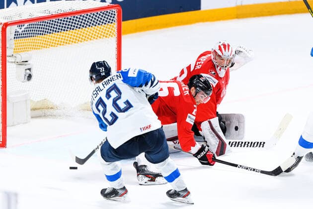 210601 Arttu Ruotsalainen of Finland scores the 2-2 goa behind goalkeeper Darcy kuemper of Canada during the 2021 IIHF Ice hockey, Eishockey World Championship, WM, Weltmeisterschaft game between Canada and Finland on June 1, 2021 in Riga. Photo: Simon Hastegard BILDBYRAN kod SH SH0128 ishockey ice hockey ishockey-vm iihf ice hockey world championship canada kanada finland day 12 bbeng Copyright: SIMONxHASTEGARD BB210601SH038