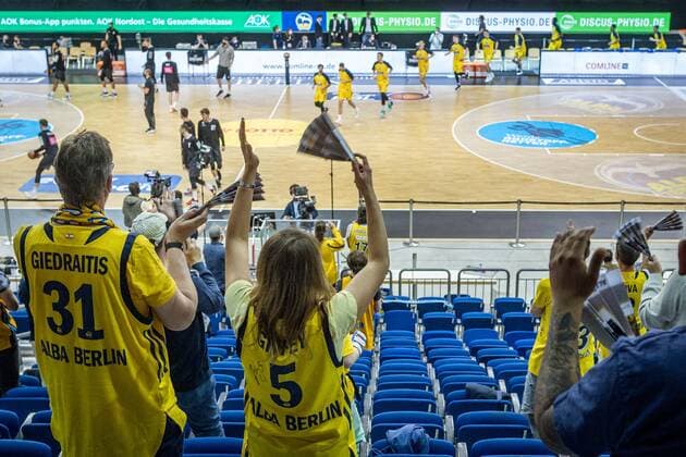 Basketball Berlin 30.05.2021 1. Bundesliga easyCredit BBL Saison 2020 2021 Playoffs Halbfinale Spiel 1 Alba Berlin - ratiopharm Ulm Zuschauer begrüßen die Spieler von Alba Berlin