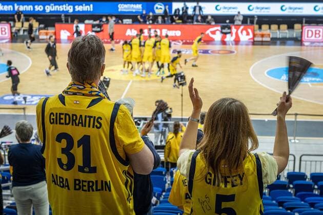 Basketball Berlin 30.05.2021 1. Bundesliga easyCredit BBL Saison 2020 2021 Playoffs Halbfinale Spiel 1 Alba Berlin - ratiopharm Ulm Zuschauer begrüßen die Spieler von Alba Berlin