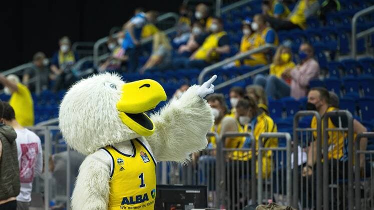 Sport Bilder des Tages Auch der Albatros das Maskottchen ist wieder da, 01.06.2021, BBL, Alba Berlin vs Ratiopharm Ulm - Spiel 2 Halbfinale, in der Mercedes Benz Arena, GER, Berlin, 01.06.2021, BBL, HF, Alba vs Ratiopharm Ulm Berlin Copyright: xUwexKoch Eibner-Pressefotox EP_UKH