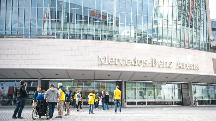 1000 Fans sind zugelassen - hier einige am Ticketschalter - 01.06.2021, BBL, Alba Berlin vs Ratiopharm Ulm - Spiel 2 Halbfinale, in der Mercedes Benz Arena, GER, Berlin, 01.06.2021, BBL, HF, Alba vs Ratiopharm Ulm Berlin Copyright: xUwexKoch Eibner-Pressefotox EP_UKH