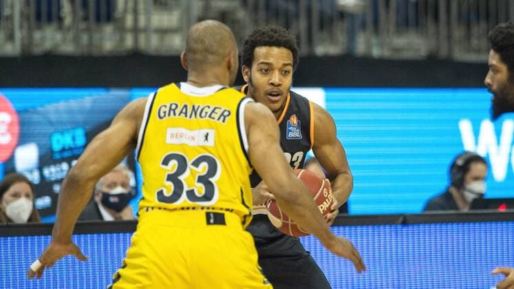 v.l. Jayson Granger - Alba 33, Troy Caupain - Ulm 23, 01.06.2021, BBL, Alba Berlin vs Ratiopharm Ulm - Spiel 2 Halbfinale, in der Mercedes Benz Arena, GER, Berlin, 01.06.2021, BBL, HF, Alba vs Ratiopharm Ulm Berlin Copyright: xUwexKoch Eibner-Pressefotox EP_UKH