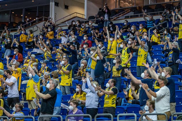 Basketball Berlin 30.05.2021 1. Bundesliga easyCredit BBL Saison 2020 2021 Playoffs Halbfinale Spiel 1 Alba Berlin - ratiopharm Ulm Zuschauer jubeln