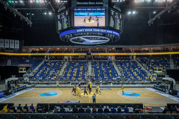 Basketball Berlin 30.05.2021 1. Bundesliga easyCredit BBL Saison 2020 2021 Playoffs Halbfinale Spiel 1 Alba Berlin - ratiopharm Ulm Tip off vor Zuschauern Mercedes-Benz-Arena