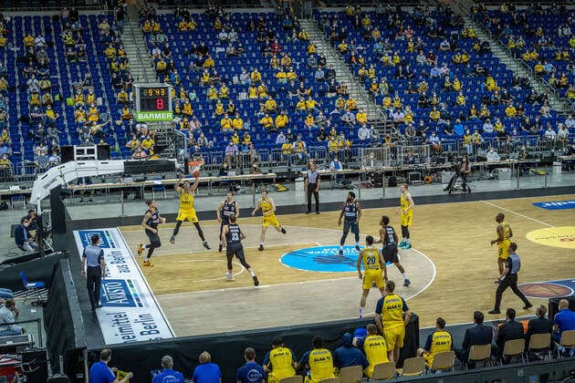 Basketball Berlin 30.05.2021 1. Bundesliga easyCredit BBL Saison 2020 2021 Playoffs Halbfinale Spiel 1 Alba Berlin - ratiopharm Ulm Zuschauer Tim Schneider (Alba Berlin, No.10)