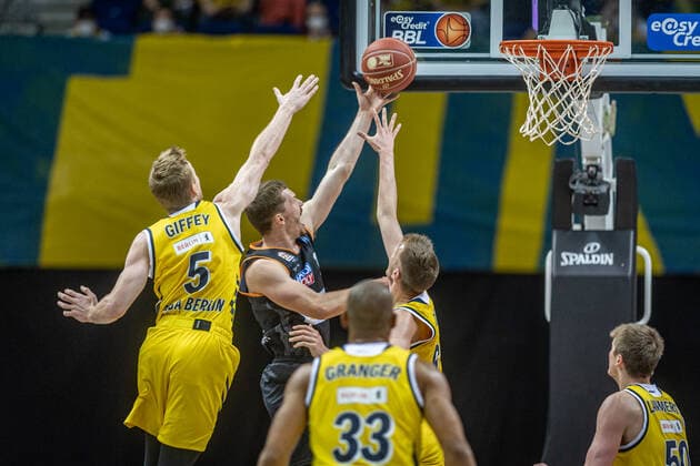 Basketball Berlin 30.05.2021 1. Bundesliga easyCredit BBL Saison 2020 2021 Playoffs Halbfinale Spiel 1 Alba Berlin - ratiopharm Ulm Andreas Obst (Ulm, No.13) Niels Giffey (Alba Berlin, No.05)