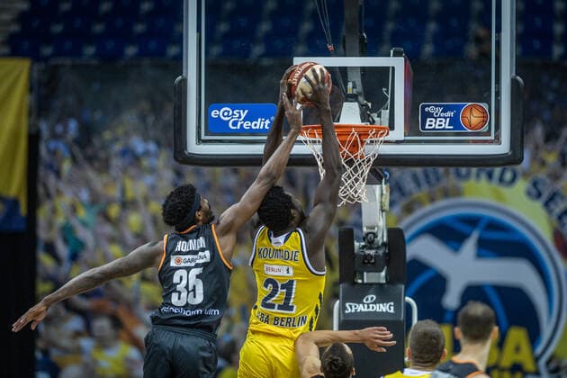 Basketball Berlin 30.05.2021 1. Bundesliga easyCredit BBL Saison 2020 2021 Playoffs Halbfinale Spiel 1 Alba Berlin - ratiopharm Ulm Christ Koumadje (Alba Berlin, No.21) Aric Holman (Ulm, No.35)