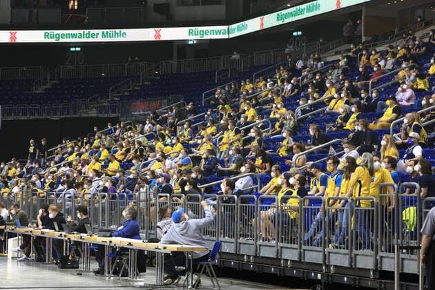 DEU, GER, easyCredit BBL, ALBA vs. ratiopharm Ulm, 2.Spiel, 01.06.2021, Mercedes-Benz-Arena, Berlin, DEU, GER, easyCredit BBL, ALBA vs. ratiopharm Ulm, 2.Spiel, im Bild 1000 ALBA-Fans dürfen wieder dabei sein