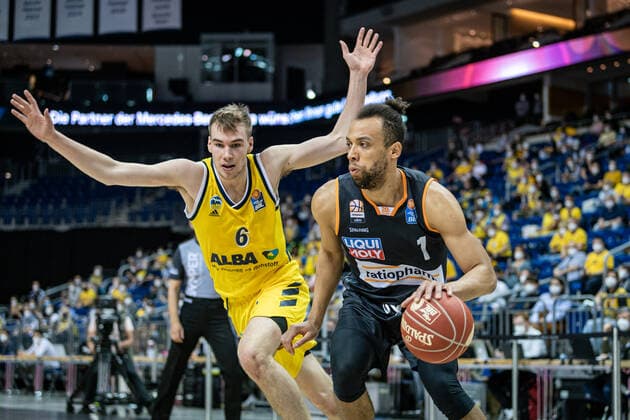 Basketball Berlin 30.05.2021 1. Bundesliga easyCredit BBL Saison 2020 2021 Playoffs Halbfinale Spiel 1 Alba Berlin - ratiopharm Ulm Demetrius Conger (Ulm, No.01) Malte Delow (Alba Berlin, No.06)