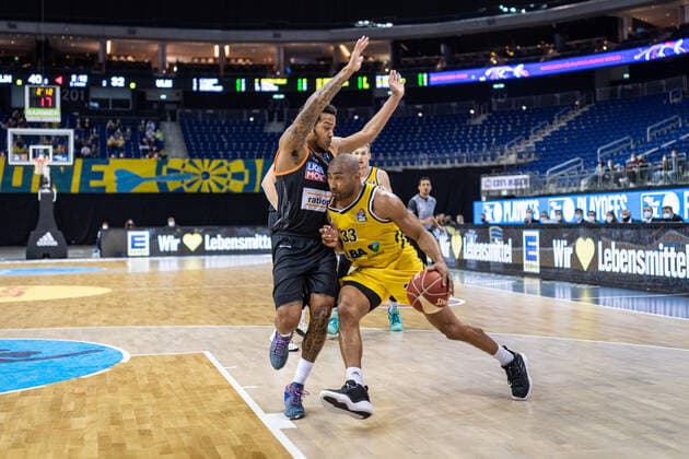 Basketball Berlin 30.05.2021 1. Bundesliga easyCredit BBL Saison 2020 2021 Playoffs Halbfinale Spiel 1 Alba Berlin - ratiopharm Ulm Jayson Granger (Alba Berlin, No.33) Troy Caupain (Ulm, No.23)