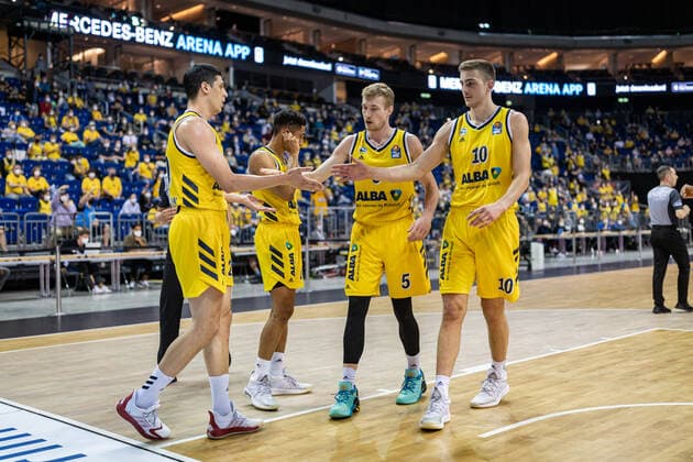 Basketball Berlin 30.05.2021 1. Bundesliga easyCredit BBL Saison 2020 2021 Playoffs Halbfinale Spiel 1 Alba Berlin - ratiopharm Ulm Jubel Alba Simone Fontecchio (Alba Berlin, No.20) Maodo Lo (Alba Berlin, No.00) Niels Giffey (Alba Berlin, No.05) Tim Schneider (Alba Berlin, No.10)