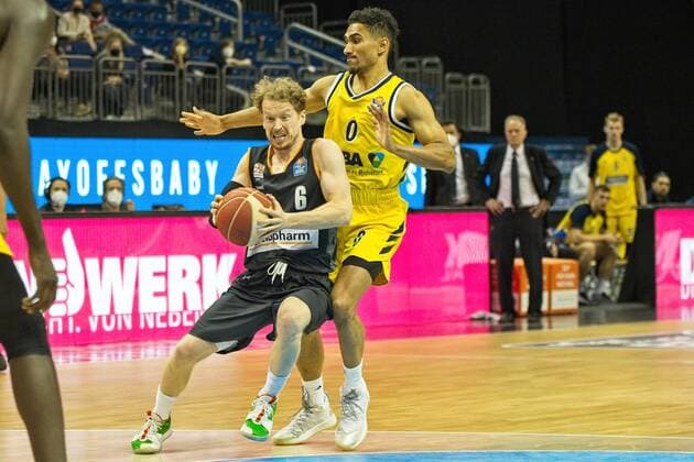 v.l. Per Guenther - Ulm 6, Maodo Lo - Alba 0, 01.06.2021, BBL, Alba Berlin vs Ratiopharm Ulm - Spiel 2 Halbfinale, in der Mercedes Benz Arena, GER, Berlin, 01.06.2021, BBL, HF, Alba vs Ratiopharm Ulm Berlin Copyright: xUwexKoch Eibner-Pressefotox EP_UKH