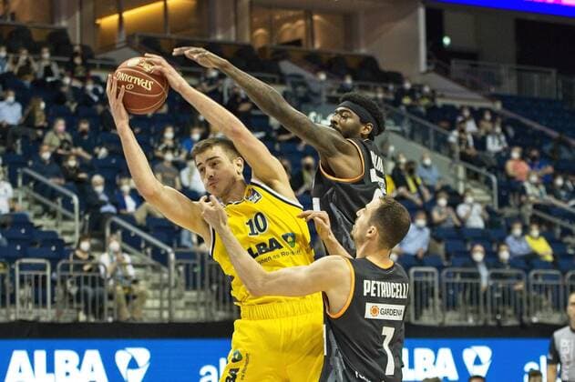 Sport Themen der Woche KW22 Sport Bilder des Tages v.l. Tim Schneider - Alba 10, Aric Holman - Ulm 35, John Petrucelli - Ulm 7, 01.06.2021, BBL, Alba Berlin vs Ratiopharm Ulm - Spiel 2 Halbfinale, in der Mercedes Benz Arena, GER, Berlin, 01.06.2021, BBL, HF, Alba vs Ratiopharm Ulm Berlin Copyright: xUwexKoch Eibner-Pressefotox EP_UKH