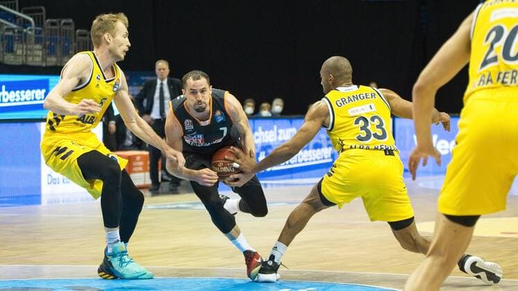 v.l. Niels Giffey - Alba 5, John Petrucelli - Ulm 7, Jayson Granger - Alba 33, 01.06.2021, BBL, Alba Berlin vs Ratiopharm Ulm - Spiel 2 Halbfinale, in der Mercedes Benz Arena, GER, Berlin, 01.06.2021, BBL, HF, Alba vs Ratiopharm Ulm Berlin Copyright: xUwexKoch Eibner-Pressefotox EP_UKH