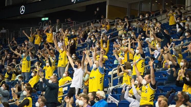 Sport Bilder des Tages Zuschauer mit Maske jubeln, 01.06.2021, BBL, Alba Berlin vs Ratiopharm Ulm - Spiel 2 Halbfinale, in der Mercedes Benz Arena, GER, Berlin, 01.06.2021, BBL, HF, Alba vs Ratiopharm Ulm Berlin Copyright: xUwexKoch Eibner-Pressefotox EP_UKH