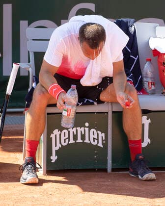 Philipp Kohlschreiber (GER) schuettet sich Wasser ueber den Kopf, Hitze, kurios, Copyright: xJuergenxHasenkopfx