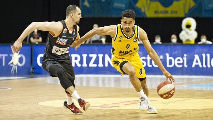 v.l. John Petrucelli - Ulm 7, Maodo Lo - Alba 0, 01.06.2021, BBL, Alba Berlin vs Ratiopharm Ulm - Spiel 2 Halbfinale, in der Mercedes Benz Arena, GER, Berlin, 01.06.2021, BBL, HF, Alba vs Ratiopharm Ulm Berlin Copyright: xUwexKoch Eibner-Pressefotox EP_UKH