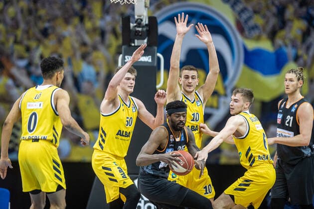 Basketball Berlin 30.05.2021 1. Bundesliga easyCredit BBL Saison 2020 2021 Playoffs Halbfinale Spiel 1 Alba Berlin - ratiopharm Ulm Aric Holman (Ulm, No.35) Maodo Lo (Alba Berlin, No.00) Ben Lammers (Alba Berlin, No.50) Tim Schneider (Alba Berlin, No.10) Malte Delow (Alba Berlin, No.06)