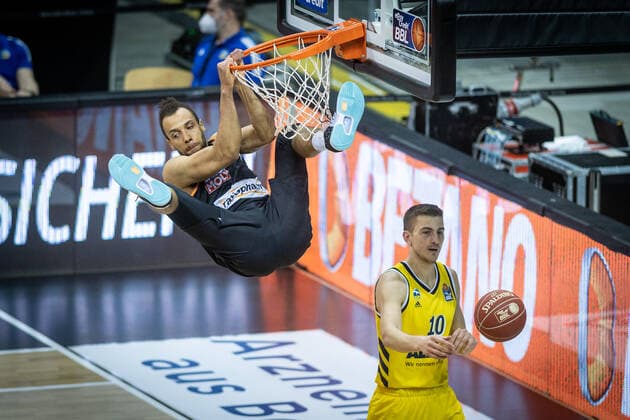 Sport Bilder des Tages Basketball Berlin 30.05.2021 1. Bundesliga easyCredit BBL Saison 2020 2021 Playoffs Halbfinale Spiel 1 Alba Berlin - ratiopharm Ulm Demetrius Conger (Ulm, No.01) Tim Schneider (Alba Berlin, No.10)