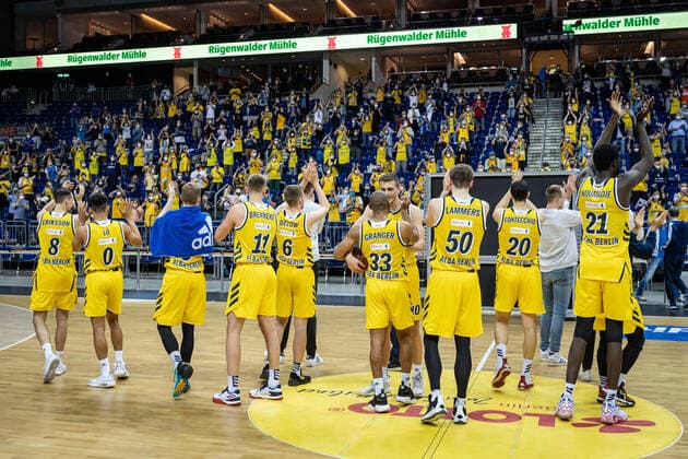 Sport Bilder des Tages Basketball Berlin 30.05.2021 1. Bundesliga easyCredit BBL Saison 2020 2021 Playoffs Halbfinale Spiel 1 Alba Berlin - ratiopharm Ulm Jubel Alba Fans