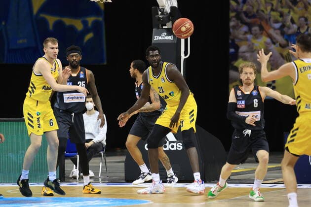 DEU, GER, easyCredit BBL, ALBA vs. ratiopharm Ulm, 2.Spiel, 01.06.2021, Mercedes-Benz-Arena, Berlin, DEU, GER, easyCredit BBL, ALBA vs. ratiopharm Ulm, 2.Spiel, im Bild Malte Delow (ALBA Berlin 6), Christ Koumadje (ALBA Berlin 21), Aric Holman (ratiopharm Ulm 35), Demetrius Conger (ratiopharm Ulm 1)