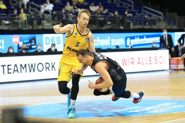 DEU, GER, easyCredit BBL, ALBA vs. ratiopharm Ulm, 2.Spiel, 01.06.2021, Mercedes-Benz-Arena, Berlin, DEU, GER, easyCredit BBL, ALBA vs. ratiopharm Ulm, 2.Spiel, im Bild Niels Giffey (ALBA Berlin 5), John Petrucelli (ratiopharm Ulm 7)