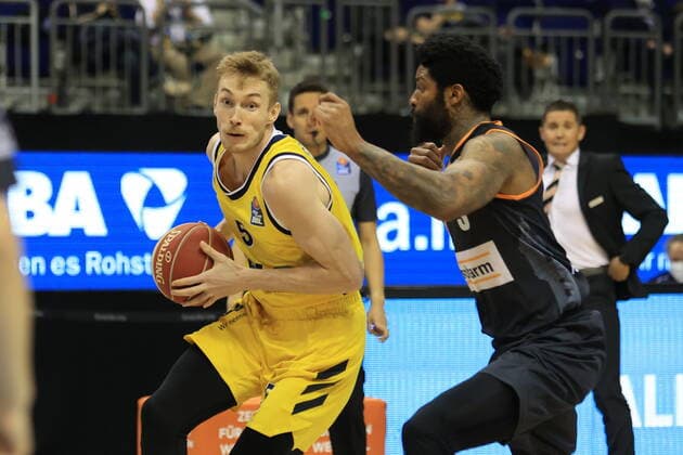 DEU, GER, easyCredit BBL, ALBA vs. ratiopharm Ulm, 2.Spiel, 01.06.2021, Mercedes-Benz-Arena, Berlin, DEU, GER, easyCredit BBL, ALBA vs. ratiopharm Ulm, 2.Spiel, im Bild Niels Giffey (ALBA Berlin 5), Cameron Clark (ratiopharm Ulm 3)