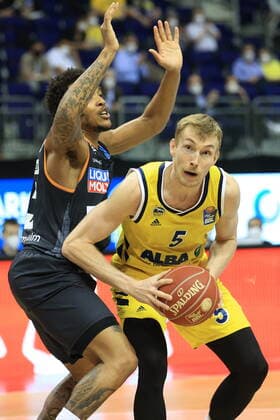 DEU, GER, easyCredit BBL, ALBA vs. ratiopharm Ulm, 2.Spiel, 01.06.2021, Mercedes-Benz-Arena, Berlin, DEU, GER, easyCredit BBL, ALBA vs. ratiopharm Ulm, 2.Spiel, im Bild Niels Giffey (ALBA Berlin 5), Troy Caupain (ratiopharm Ulm 23)