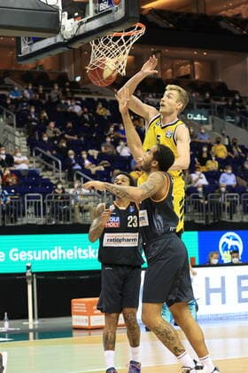 DEU, GER, easyCredit BBL, ALBA vs. ratiopharm Ulm, 2.Spiel, 01.06.2021, Mercedes-Benz-Arena, Berlin, DEU, GER, easyCredit BBL, ALBA vs. ratiopharm Ulm, 2.Spiel, im Bild Niels Giffey (ALBA Berlin 5), Troy Caupain (ratiopharm Ulm 23), Isaiah Wilkins (ratiopharm Ulm 11)