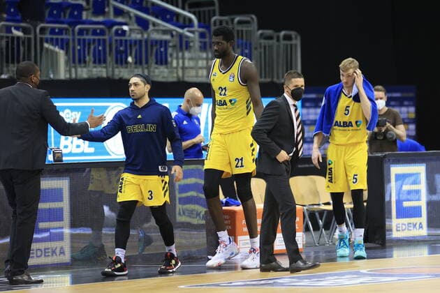 DEU, GER, easyCredit BBL, ALBA vs. ratiopharm Ulm, 2.Spiel, 01.06.2021, Mercedes-Benz-Arena, Berlin, DEU, GER, easyCredit BBL, ALBA vs. ratiopharm Ulm, 2.Spiel, im Bild Peyton Siva (ALBA Berlin 3), Christ Koumadje (ALBA Berlin 21), Niels Giffey (ALBA Berlin 5), Headcoach, Jaka Lakovic (ratiopharm Ulm)
