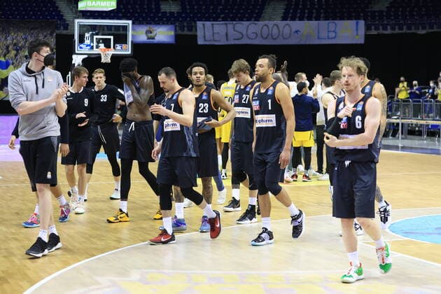 DEU, GER, easyCredit BBL, ALBA vs. ratiopharm Ulm, 2.Spiel, 01.06.2021, Mercedes-Benz-Arena, Berlin, DEU, GER, easyCredit BBL, ALBA vs. ratiopharm Ulm, 2.Spiel, im Bild Ulmer-Spielerkreis