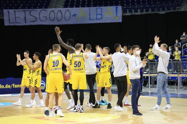 DEU, GER, easyCredit BBL, ALBA vs. ratiopharm Ulm, 2.Spiel, 01.06.2021, Mercedes-Benz-Arena, Berlin, DEU, GER, easyCredit BBL, ALBA vs. ratiopharm Ulm, 2.Spiel, im Bild ALBA-Spielerkreis