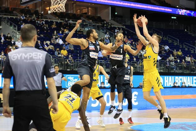 DEU, GER, easyCredit BBL, ALBA vs. ratiopharm Ulm, 2.Spiel, 01.06.2021, Mercedes-Benz-Arena, Berlin, DEU, GER, easyCredit BBL, ALBA vs. ratiopharm Ulm, 2.Spiel, im Bild Malte Delow (ALBA Berlin 6), Christ Koumadje (ALBA Berlin 21), Isaiah Wilkins (ratiopharm Ulm 11), Demetrius Conger (ratiopharm Ulm 1)