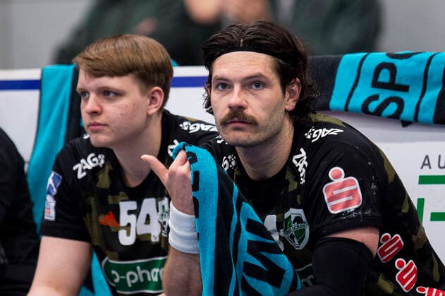 23.05.2021 - Handball, 2020 2021, 1. Bundesliga, 24. Spieltag, GWD Minden - TSV Hannover-Burgdorf: (L-R) Justus Fischer (Hannover), Evgeni Pevnov (Hannover) Lübbecke Nordrhein-Westfalen Deutschland Kreissporthalle