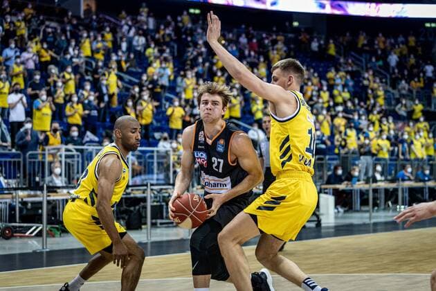 Basketball Berlin 01.06.2021 1. Bundesliga easyCredit BBL Saison 2020 2021 Playoffs Halbfinale Spiel 2 Alba Berlin - ratiopharm Ulm Moritz Krimmer (Ulm, No.27) Lorenz Brenneke (Alba Berlin, No.11) Jayson Granger (Alba Berlin, No.33) li.