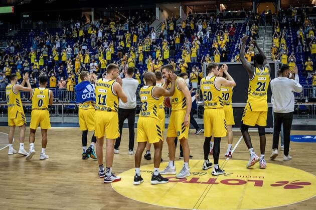 Basketball Berlin 01.06.2021 1. Bundesliga easyCredit BBL Saison 2020 2021 Playoffs Halbfinale Spiel 2 Alba Berlin - ratiopharm Ulm Modellversuch 1000 Zuschauer sind in der Mercedes Benz Arena zugelassen Alba Fans jubeln Jubel Spieler bedanken sich bei den Fans nach dem Spiel