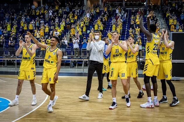 Basketball Berlin 01.06.2021 1. Bundesliga easyCredit BBL Saison 2020 2021 Playoffs Halbfinale Spiel 2 Alba Berlin - ratiopharm Ulm Modellversuch 1000 Zuschauer sind in der Mercedes Benz Arena zugelassen Alba Fans jubeln Jubel Spieler bedanken sich bei den Fans nach dem Spiel