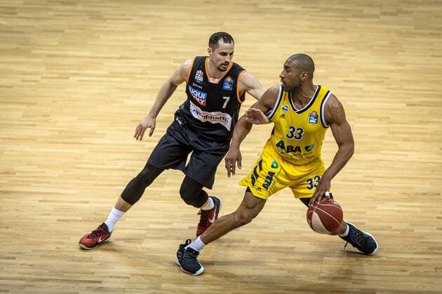 Basketball Berlin 01.06.2021 1. Bundesliga easyCredit BBL Saison 2020 2021 Playoffs Halbfinale Spiel 2 Alba Berlin - ratiopharm Ulm Jayson Granger (Alba Berlin, No.33) John Petrucelli (Ulm, No.07)