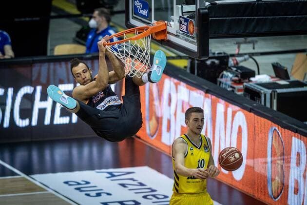Basketball Berlin 01.06.2021 1. Bundesliga easyCredit BBL Saison 2020 2021 Playoffs Halbfinale Spiel 2 Alba Berlin - ratiopharm Ulm Demetrius Conger (Ulm, No.01) Tim Schneider (Alba Berlin, No.10)