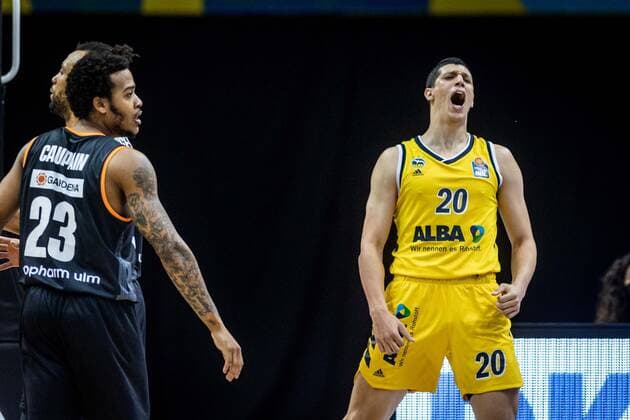 Basketball Berlin 01.06.2021 1. Bundesliga easyCredit BBL Saison 2020 2021 Playoffs Halbfinale Spiel 2 Alba Berlin - ratiopharm Ulm Simone Fontecchio (Alba Berlin, No.20) Jubel Troy Caupain (Ulm, No.23)