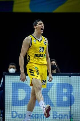 Basketball Berlin 01.06.2021 1. Bundesliga easyCredit BBL Saison 2020 2021 Playoffs Halbfinale Spiel 2 Alba Berlin - ratiopharm Ulm Simone Fontecchio (Alba Berlin, No.20) Jubel