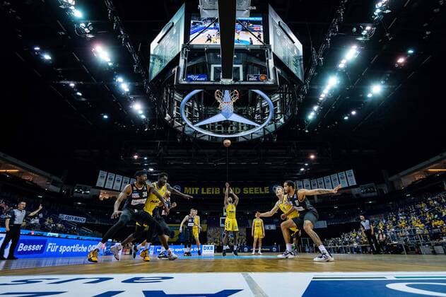 Basketball Berlin 01.06.2021 1. Bundesliga easyCredit BBL Saison 2020 2021 Playoffs Halbfinale Spiel 2 Alba Berlin - ratiopharm Ulm Freiwurf Jayson Granger (Alba Berlin, No.33) Mercedes Benz Arena Sportstätte