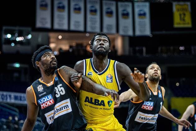 Basketball Berlin 01.06.2021 1. Bundesliga easyCredit BBL Saison 2020 2021 Playoffs Halbfinale Spiel 2 Alba Berlin - ratiopharm Ulm Christ Koumadje (Alba Berlin, No.21) Aric Holman (Ulm, No.35)
