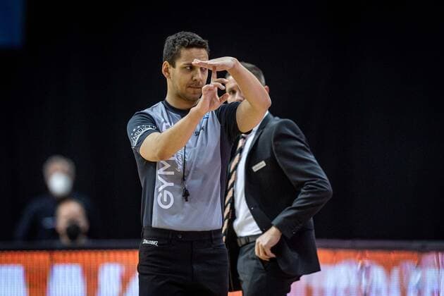 Basketball Berlin 01.06.2021 1. Bundesliga easyCredit BBL Saison 2020 2021 Playoffs Halbfinale Spiel 2 Alba Berlin - ratiopharm Ulm Schiedsrichter Steve Bittner zeigt eine Auszeit an
