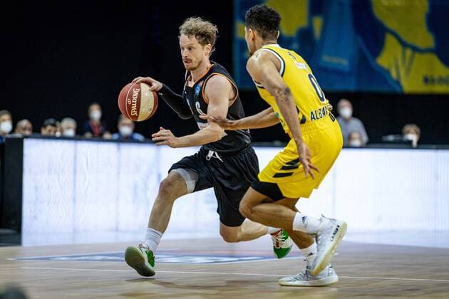 Basketball Berlin 01.06.2021 1. Bundesliga easyCredit BBL Saison 2020 2021 Playoffs Halbfinale Spiel 2 Alba Berlin - ratiopharm Ulm Per Günther (Ulm, No.06) Maodo Lo (Alba Berlin, No.00)